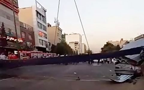 فیلم جدیدی از لحظه سقوط تیرآهن در سعادت آباد/ فیلم