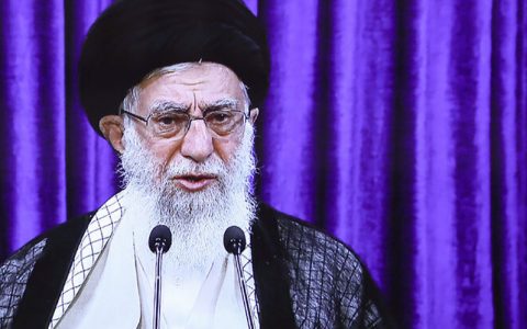 واکنش مقام معظم رهبری به برخورد برخی ها با دولت و رئیس جمهور / فیلم