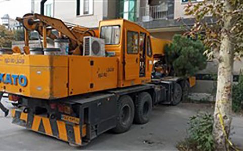 تصادف عجیب جرثقیل ۳۰ تنی با ساختمانی در کرج تصادف عجیب جرثقیل ۳۰ تنی با ساختمانی در کرج