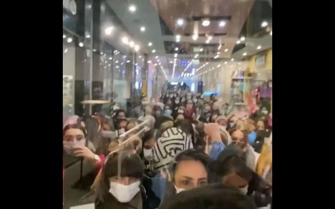 تصاویر ازدحام جمعیت در یک پاساژ تهران / محدودیت‌های کرونا برای مردم شوخی است/ فیلم