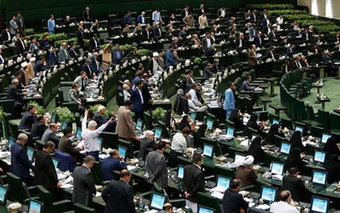 روزنامه جمهوری اسلامی خطاب به نمایندگان: دناپلاس و وام های چندصدمیلیونی تان اجازه نمی دهد مثل مدرس شوید