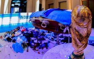 عکس‌های-جنجالی-۳-کارگر-با-پیکر-بی‌جان-مارادونا