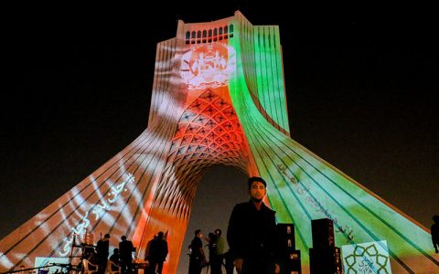 نورپردازی برج آزادی برای همدردی با افغانستان