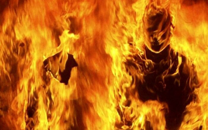 پسر مشهدی دوستانش را کنار دیوار خانه آتش زد