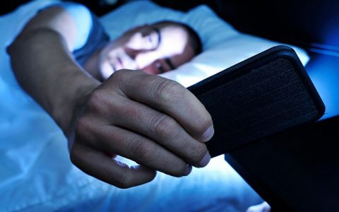 6 دلیل مهم برای عدم استفاده از گوشی هوشمند هنگام شب 1 6 دلیل مهم برای عدم استفاده از گوشی هوشمند هنگام شب 6 دلیل مهم برای عدم استفاده از گوشی هوشمند هنگام شب ملاتونین, گوشی هوشمند, نور مصنوعی