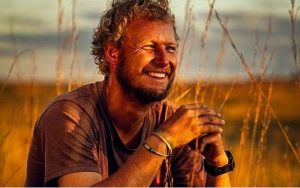 تصاویر-دلخراش-از-حمله-مرگبار-شیر-به-محقق-حیات-وحش