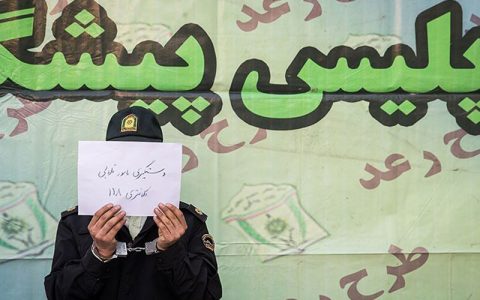 سرقت وحشیانه از زن تنها در منزل/ سارق با لباس پلیس وارد خانه شد سرقت وحشیانه از زن تنها در منزل/ سارق با لباس پلیس وارد خانه شد
