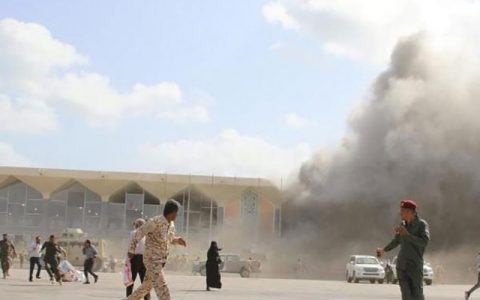 شمار کشته شدگان انفجار در فرودگاه عدن به ۲۲ تن رسید 1 شمار کشته شدگان انفجار در فرودگاه عدن به ۲۲ تن رسید شمار کشته شدگان انفجار در فرودگاه عدن به ۲۲ تن رسید کشته شدگان انفجار, فرودگاه عدن, انفجار
