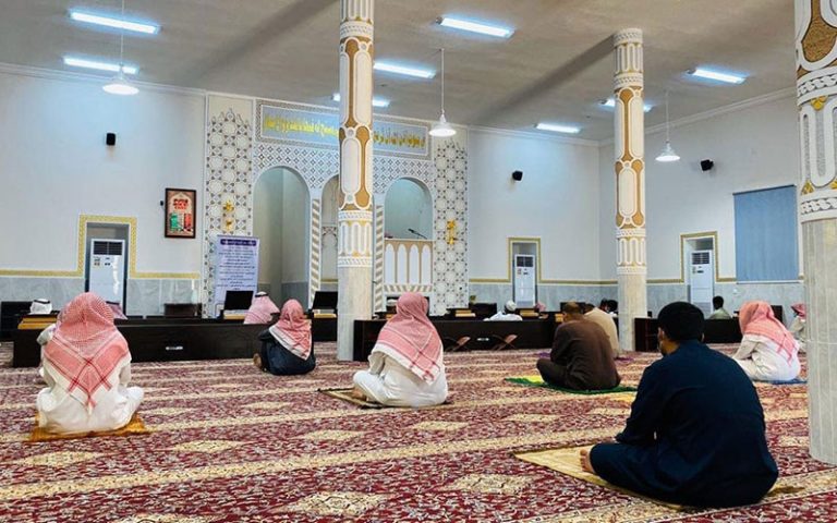 عربستان-بیش-از-۱۰۰-امام-جماعت-را-برکنار-کرد