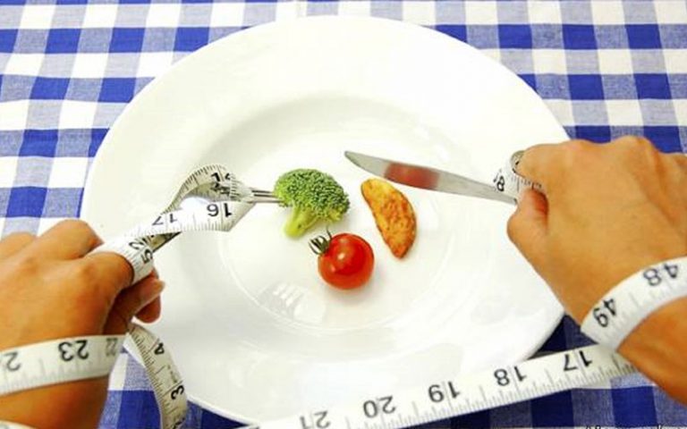 عوارض-خطرناک-رژیم‌های-غذایی-غیر-علمی-و-خودسرانه