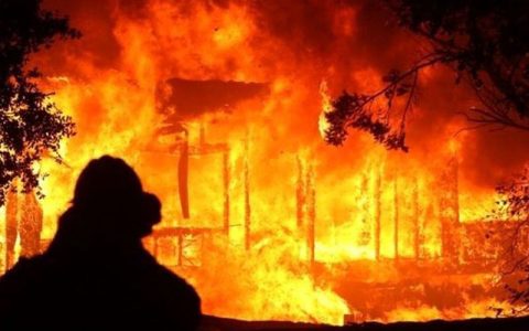 ۲۵ هزار نفر در کالیفرنیا منازلشان را ترک کردند 1 ۲۵ هزار نفر در کالیفرنیا منازلشان را ترک کردند ۲۵ هزار نفر در کالیفرنیا منازلشان را ترک کردند کالیفرنیا, آتشسوزی
