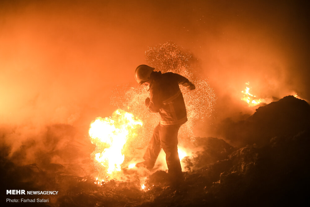انفجار و آتش سوزی در واحد بازیافت لاستیک/ تصاویر