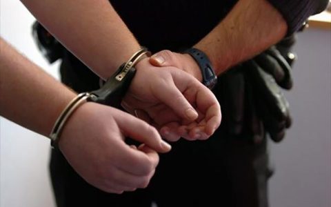 بازداشت پسرِ پدرکُش در شیراز 1 بازداشت پسرِ پدرکُش در شیراز بازداشت پسرِ پدرکُش در شیراز شیراز, اختلافات خانوادگی, قتل