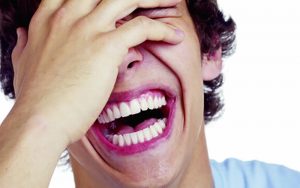 تاثیر-«خنده-های-اَلَکی»-بر-احساس-رضایت-از-زندگی