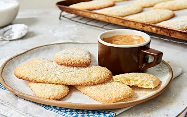 طرز-تهیه-ساده-بیسکویت-لیدی-فینگر-در-خانه