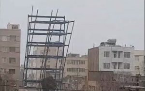 لحظه-سقوط-اسکلت-ساختمان-در-مشهد