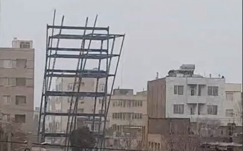 لحظه سقوط اسکلت ساختمان در مشهد / فیلم