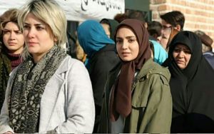 واکنش-کیانوش-عیاری-به-حضور-زنان-با-کلاه-گیس-در-سریال-«روزهای-ابدی»