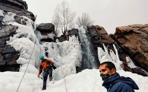 یخ نوردی در آبشارگنجنامه همدان