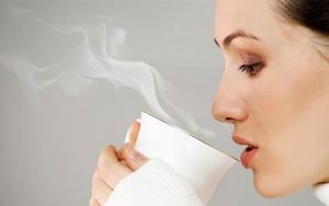 8-فایده-نوشیدن-آب-داغ-برای-بدن