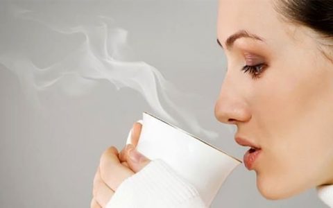 8 فایده نوشیدن آب داغ برای بدن 8 فایده نوشیدن آب داغ برای بدن