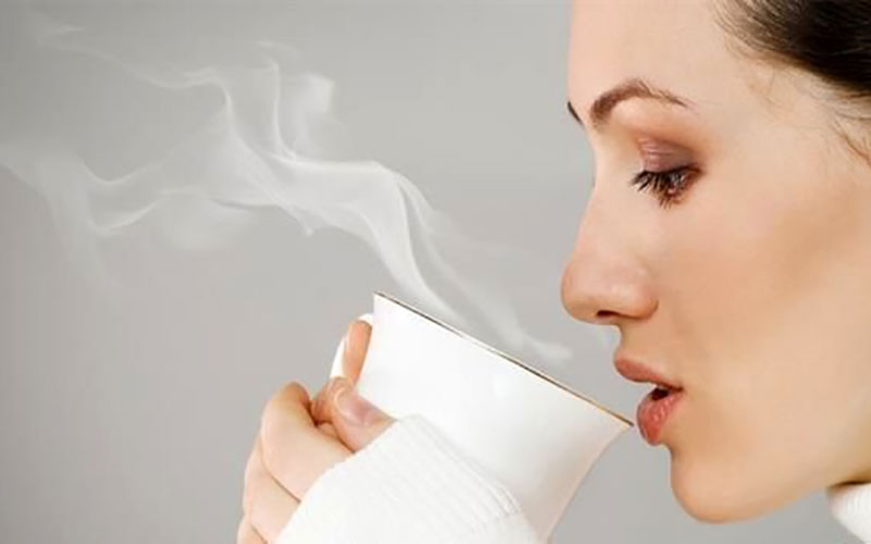 8 فایده نوشیدن آب داغ برای بدن