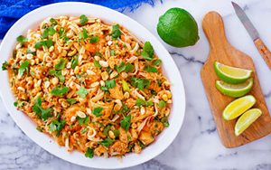 روش-پخت-غذای-تایلندی-با-مرغ-و-میگو