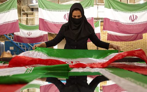 ساخت پرچم ایران در بزرگترین کارخانه تولید پرچم کشور