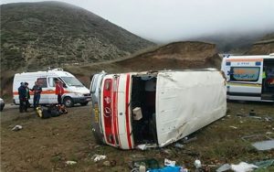 مصدومیت-۱۸-نفر-به-دلیل-واژگونی-مینی‌بوس-در-محور-قم_تهران