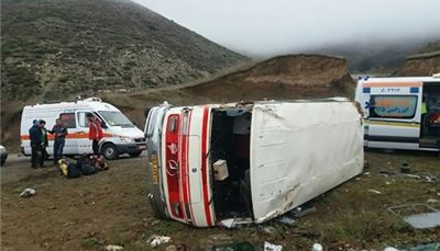 مصدومیت ۱۸ نفر به دلیل واژگونی مینی‌بوس در محور قم_تهران