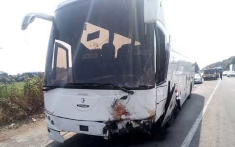 نکشیدن ترمز دستی اتوبوس حادثه آفرید / راننده بی احتیاط جان باخت