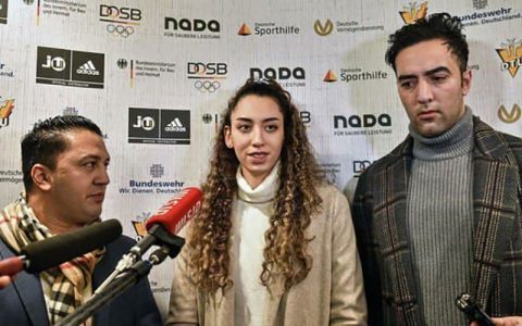 حضور کیمیا علیزاده با پرچم سفید تیم پناهندگان در المپیک توکیو