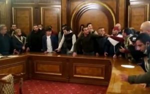 ورود-معترضان-به-یک-ساختمان-دولتی-در-ایروان