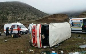 ۷-مجروح-بر-اثر-واژگونی-مینی-بوس-در-محور-کرمانشاه-به-اسلام-آباد