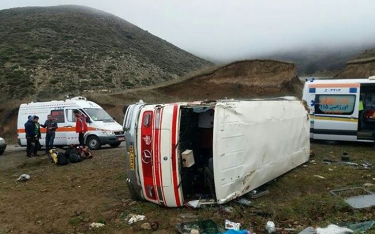 ۷-مجروح-بر-اثر-واژگونی-مینی-بوس-در-محور-کرمانشاه-به-اسلام-آباد
