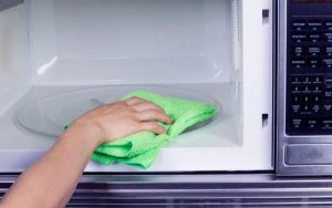 بهترین-و-طبیعی-ترین-روش-تمیز-کردن-مایکروفر