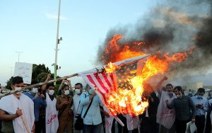 تجمع دانشجویان مقابل سایت هسته‌ای نطنز