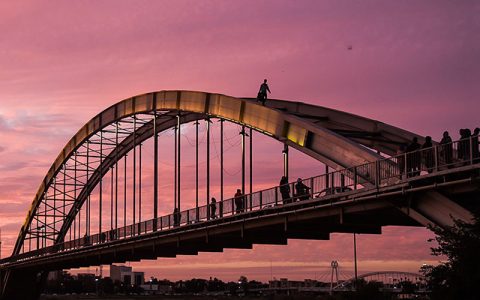 تفریح پر خطر بر روی پل سفید
