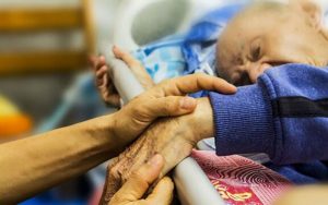 توصیه‌هایی-برای-پرستارانِ-افراد-مبتلا-به-آلزایمر