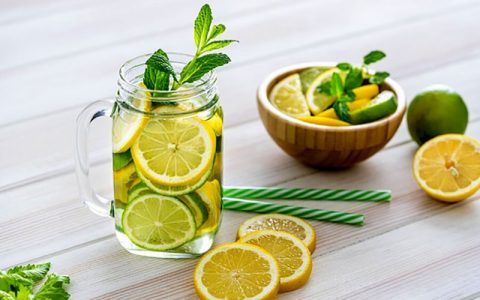 ۱۰ نوشیدنی خوشمزه برای رفع تشنگی و کمبود آب بدن