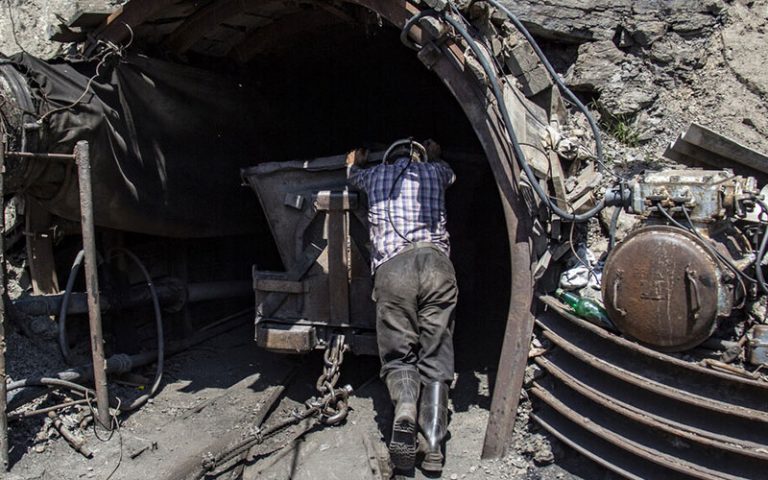 ادامه عملیلت نجات معدنچیان محبوس