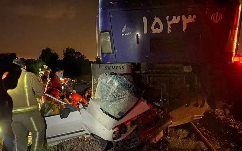 برخورد قطار با پراید در خط آهن شهرری