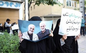 تجمع دلواپسان مقابل دفتر وزارت خارجه