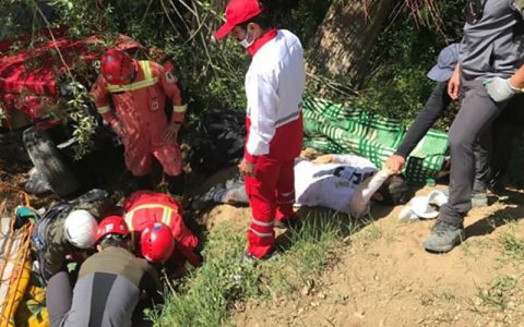 سقوط ۱۰ متری خودرو آفرود در جاده وردیج