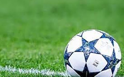 فوتبال بازی کردن پسر ۱۲۶ کیلویی