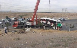 لحظه واژگونی اتوبوس در استان یزد
