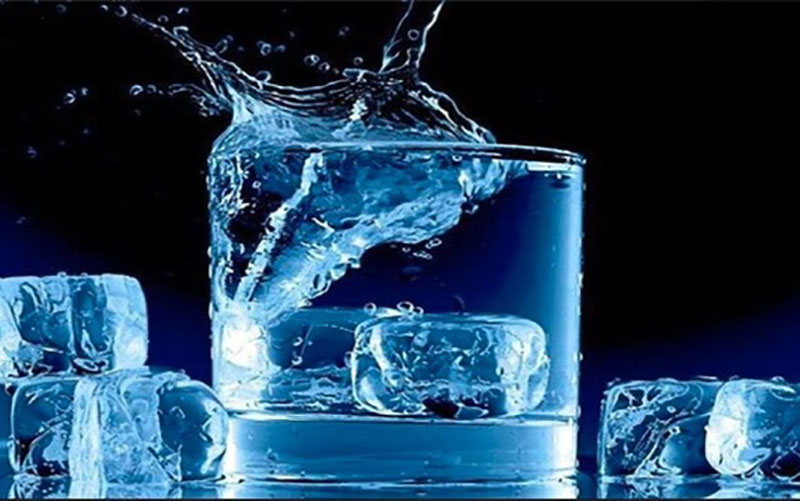 آیا نوشیدن آب یخ باعث سکته قلبی می‌شود؟