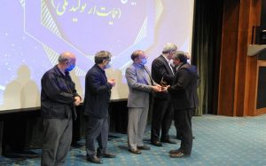 ایران خودرو نشان ملی جشنواره حاتم را دریافت کرد