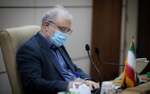 دستور وزیر بهداشت برای آغاز واکسیناسیون ۴۸ سال به بالا در برخی استان‌ها