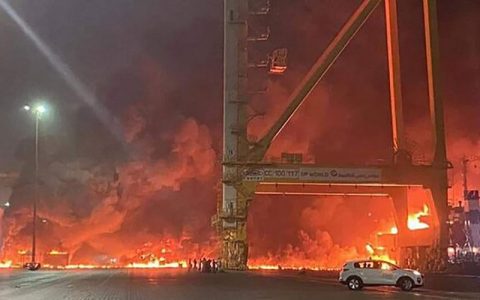 دلایل انفجار و آتش سوزی مهیب در بندر جبل علی دبی از زبان رئیس پلیس 1 دلایل انفجار و آتش سوزی مهیب در بندر جبل علی دبی از زبان رئیس پلیس